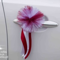 красивые свадебные украшения на двери машины